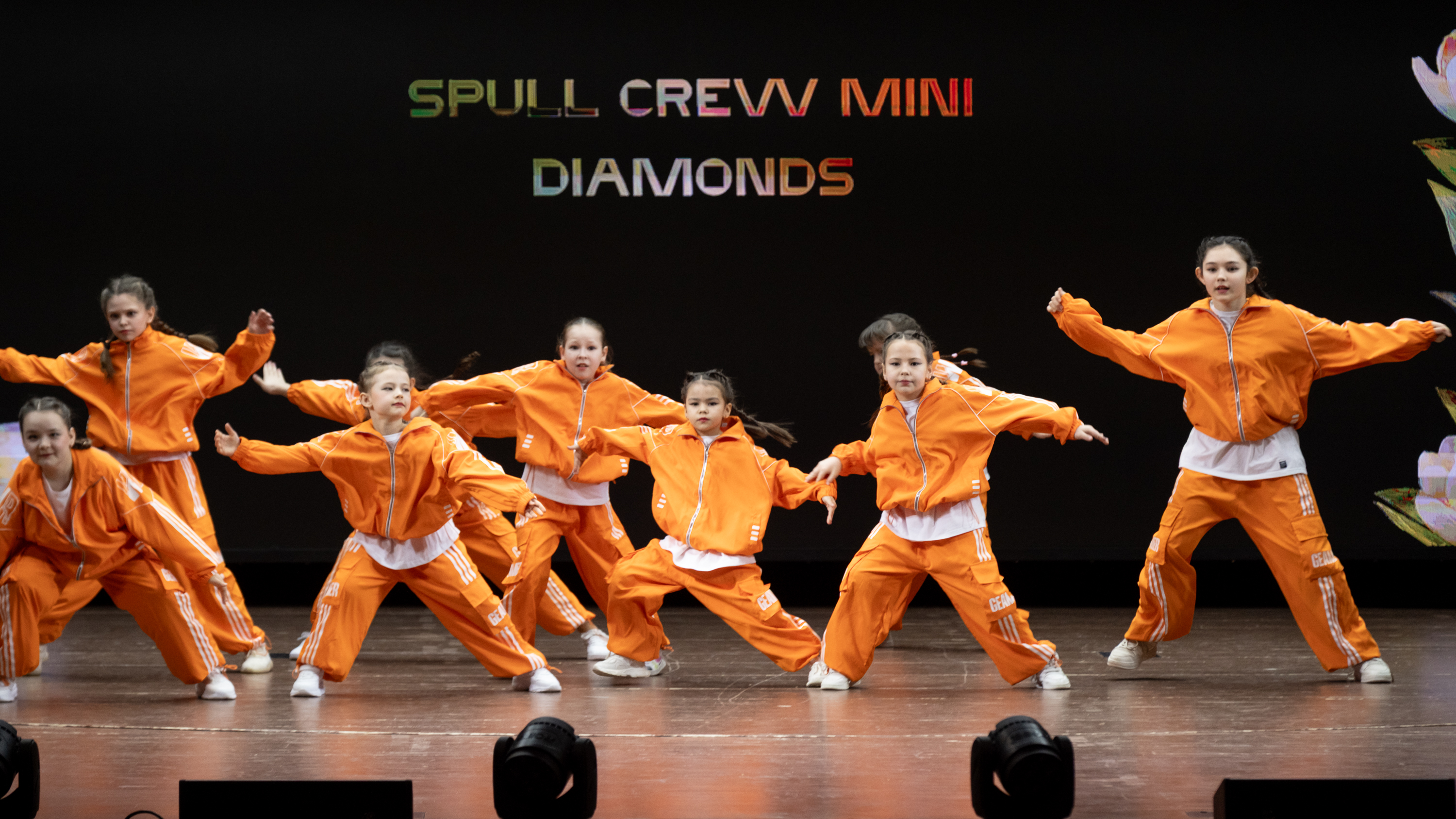 Танцоры Spull Crew на сцене